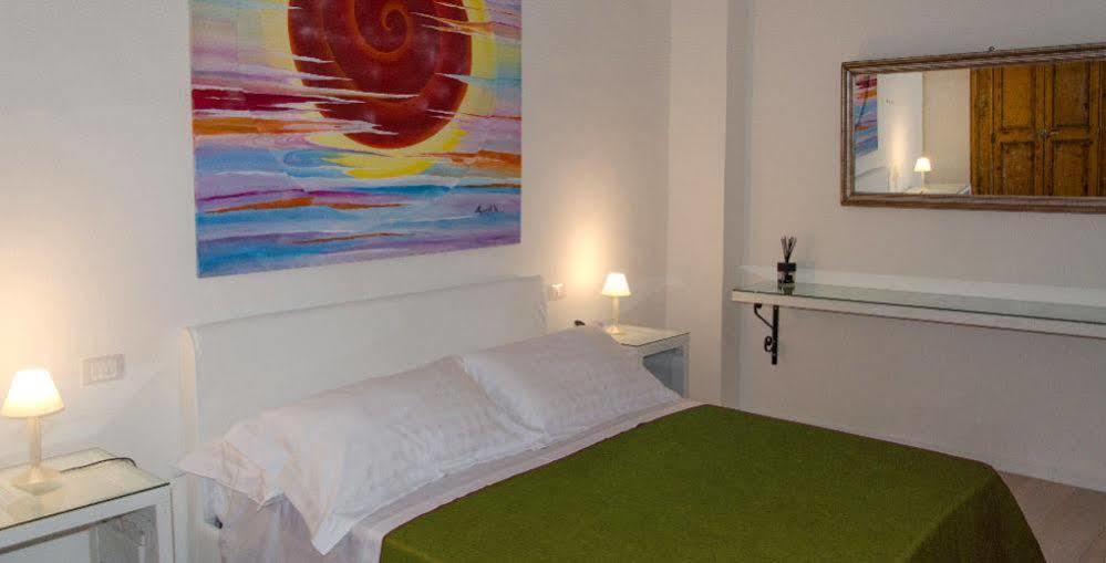 La Finestra Sul Convitto B&B Lecce Bagian luar foto
